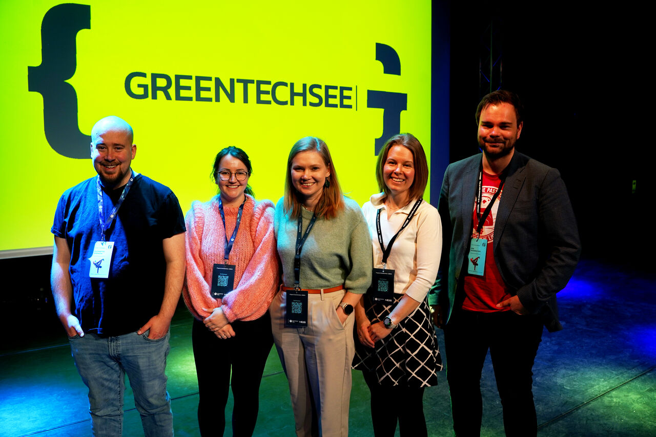 Teamet Green Taxi fra Kristiansund kommunes utviklingsavdeling med tre priser etter arets GreenTechSee Hackathon i Kristiansund. Fra venstre: Ole Morten Didriksen, Oda Skjølsvold, Alida Hjelljord, Hege Sjåvik Hånde og Erik Ingebrigtsen. Foto: Ingunn Strand