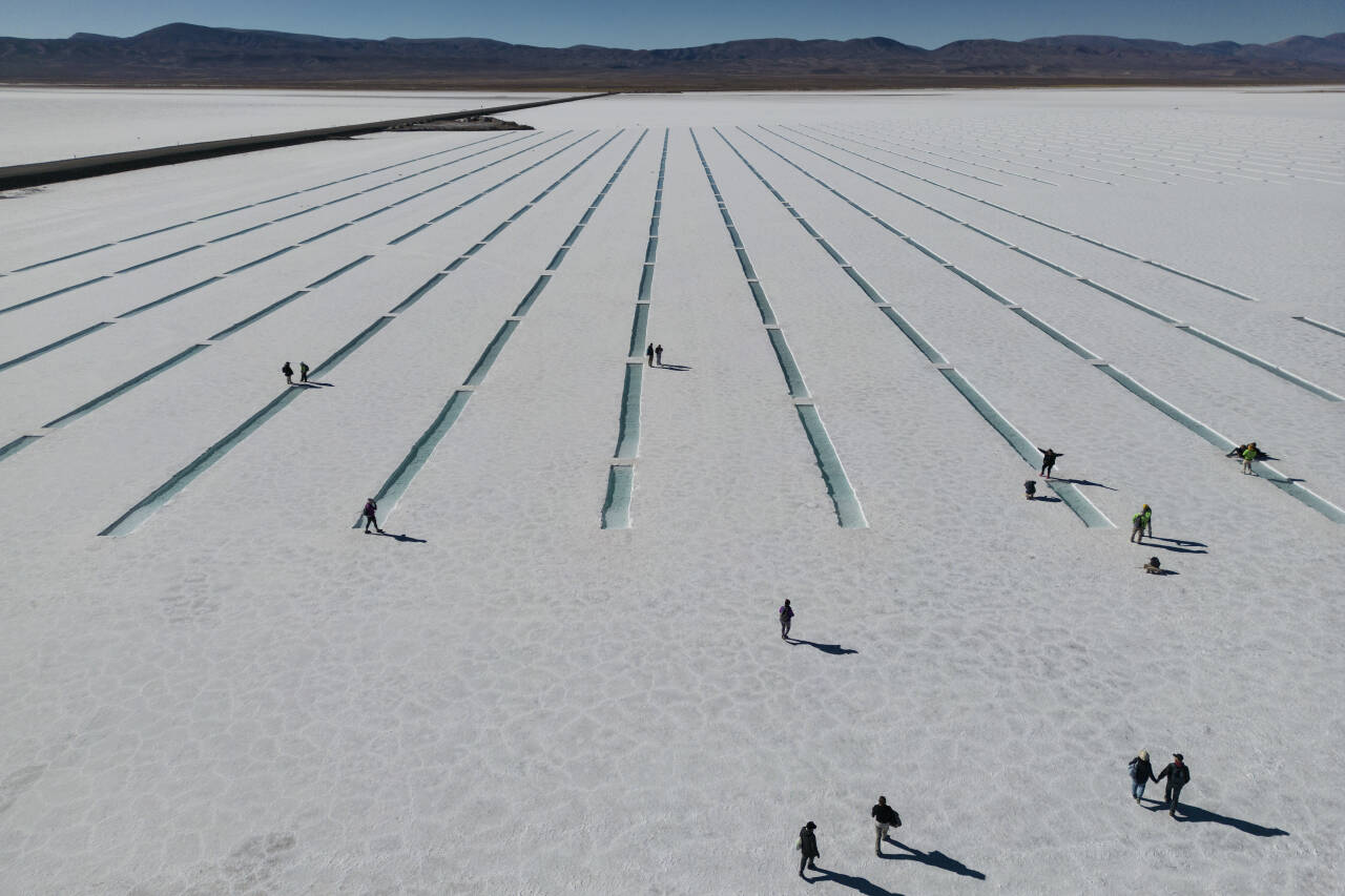 Turister på besøk ved Salinas Grandes-saltflaten i Jujuy, Argentina. Foto: Rodrigo Abd / AP / NTB