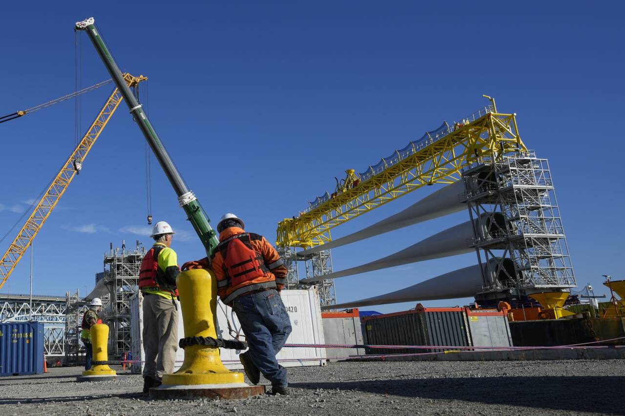 Generator og vindturbinblader på vei til havvindpark. Illustrasjonsfoto: Seth Wenig / AP