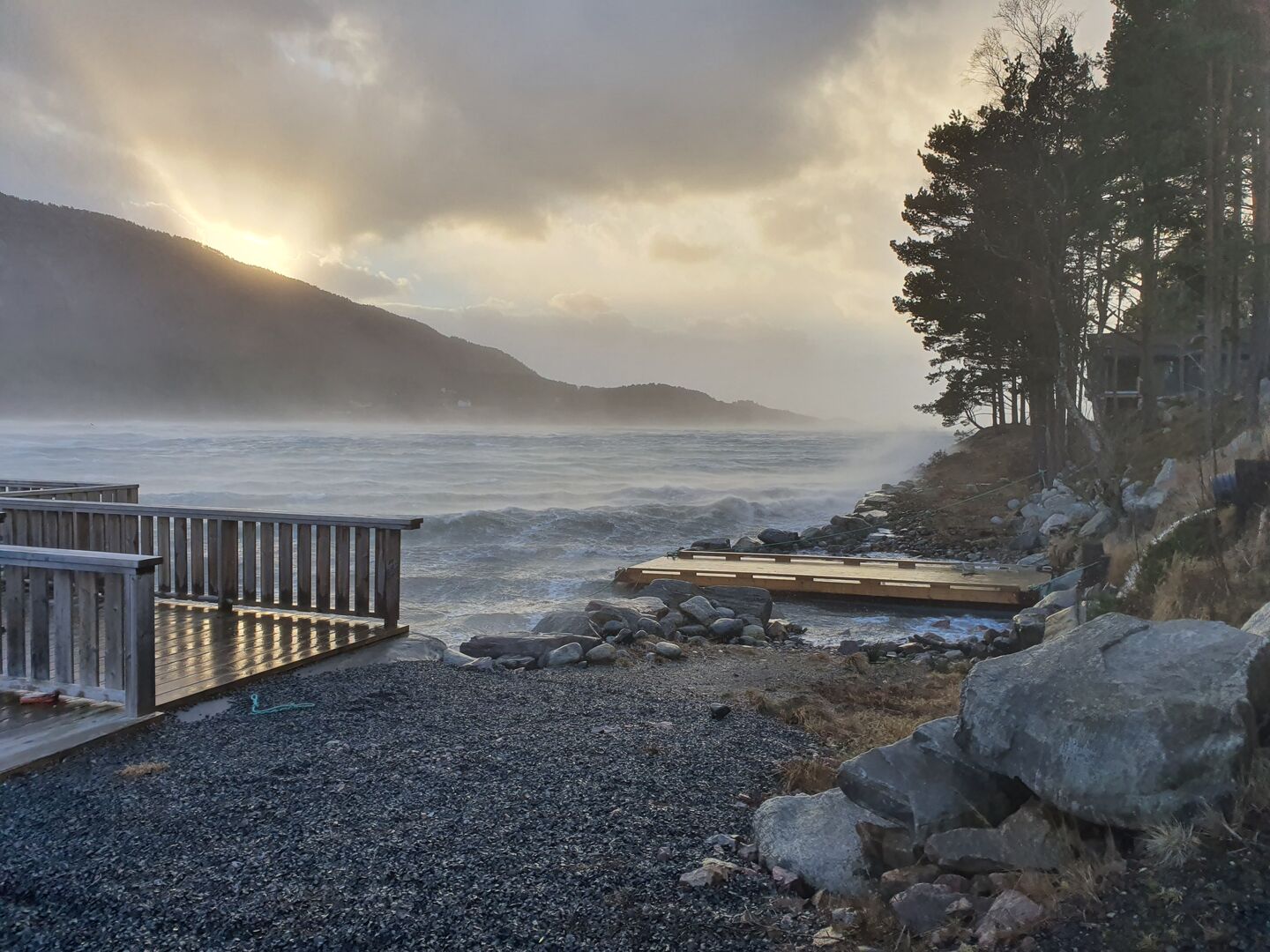 Heftig i Torsetsundet og ved Kallhammarrampen i Aure i går, 3. februar 2024. Foto: Olav Nygård