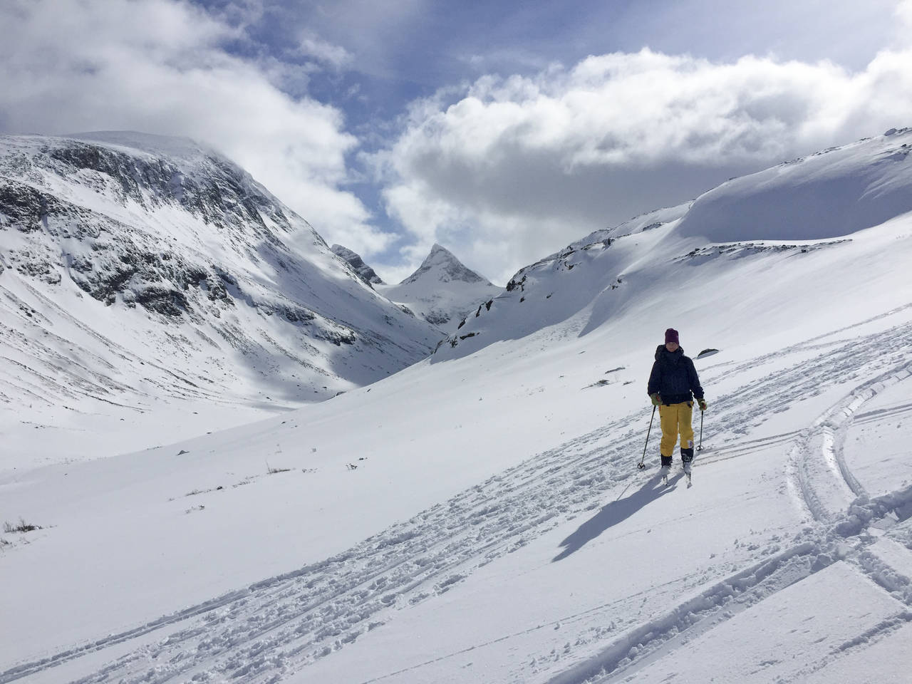Skiturist i strålende påskesol i fjellheimen nær Turtagrø. Foto: Kristian Lie / NTB scanpix