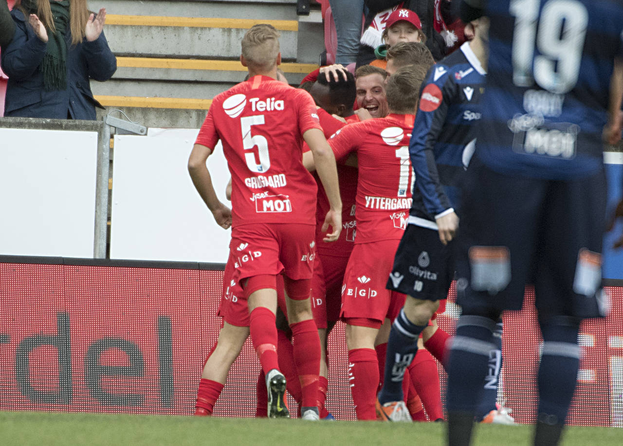 Brann feirer Daouda Bambas scoring i 2-1-seieren mot Kristiansund onsdag. Foto: Marit Hommedal / NTB scanpix