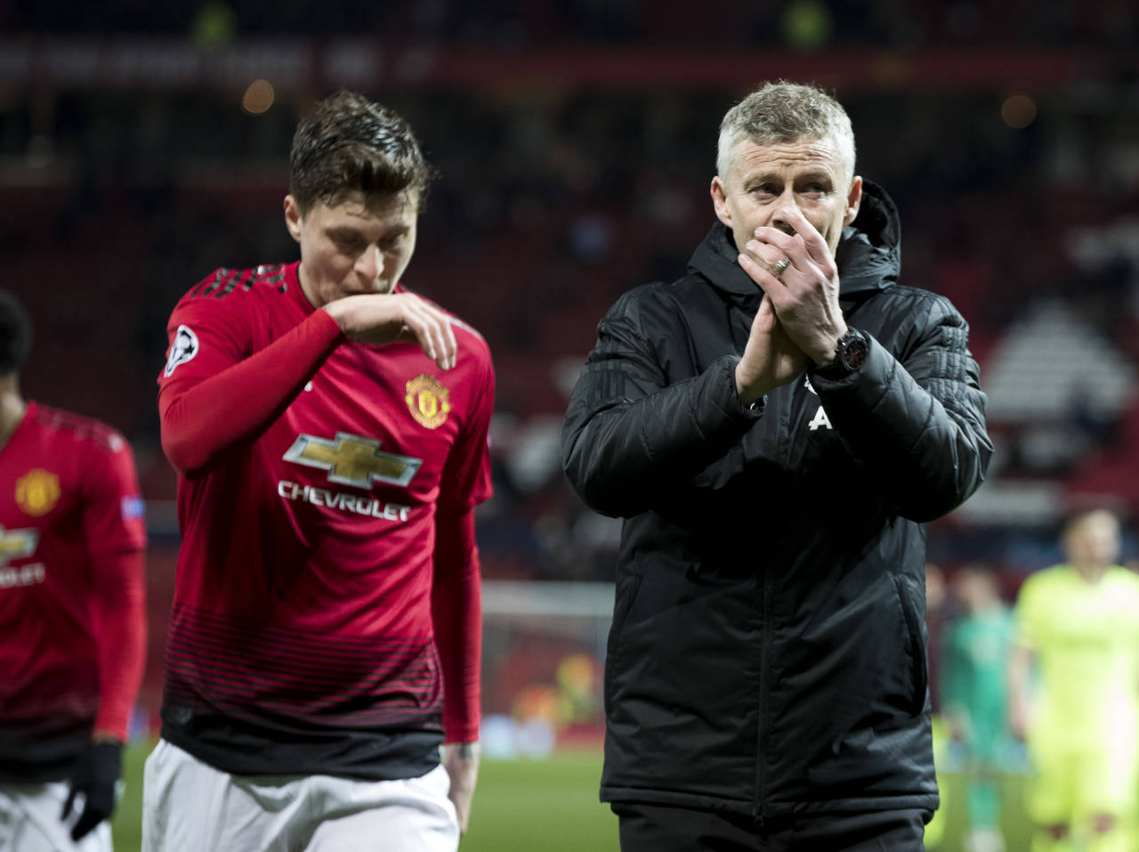 Ole Gunnar Solskjær takker hjemmepublikummet etter Champion League-kampen mellom Manchester United og Barcelona. Her sammen med svensken Victor Lindelöf. Foto: Terje Pedersen / NTB scanpix