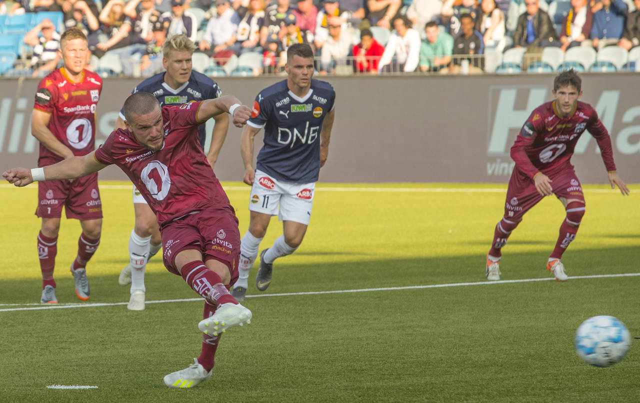 Kristiansunds Flamur Kastrati setter 2–0-målet mot Strømsgodset på straffe. Samme mann gjorde også 1-0 etter seks minutter. Foto: Terje Bendiksby / NTB scanpix