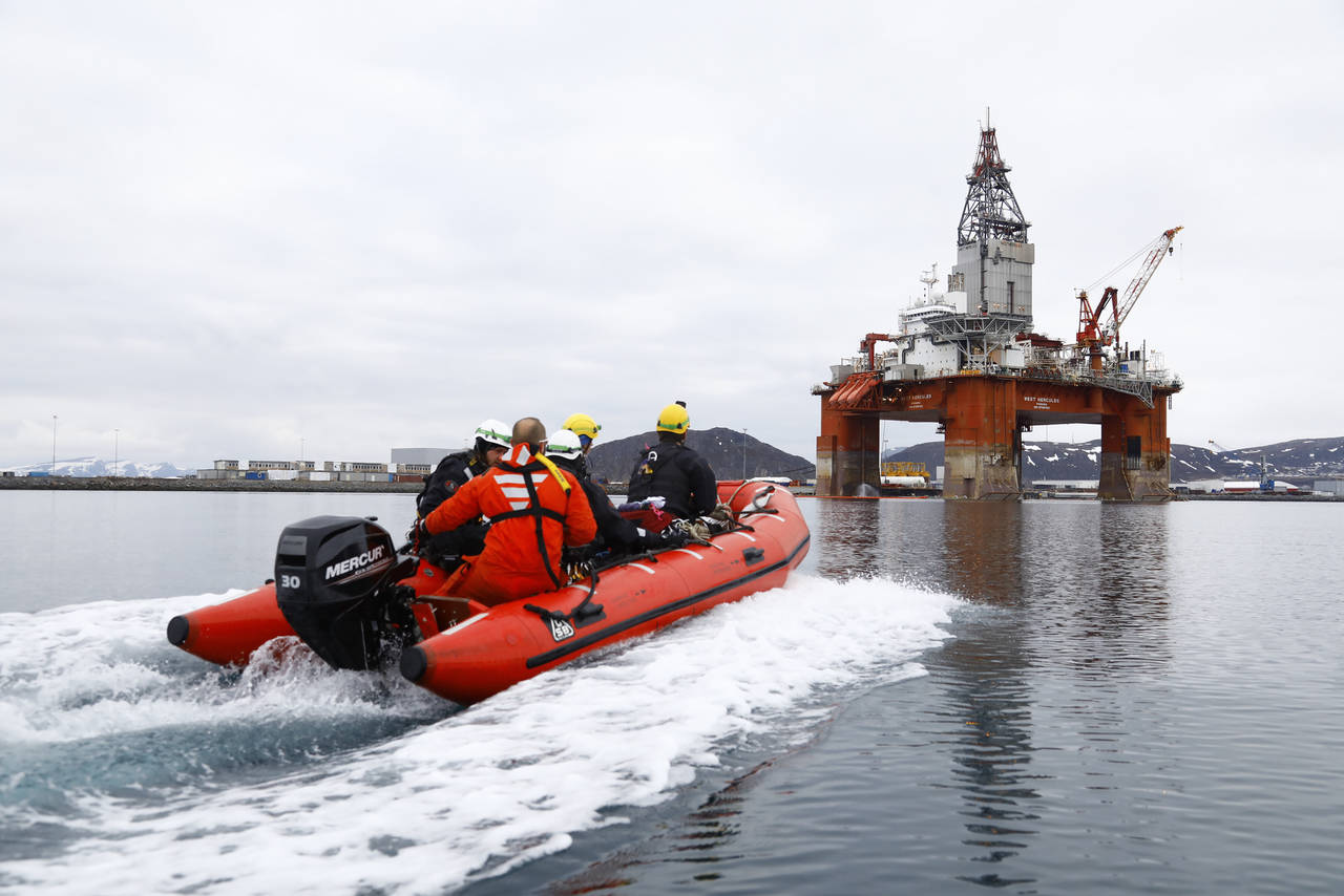 Aktivister fra Greenpeace og Natur og Ungdom gikk til aksjon mot oljeriggen West Hercules mandag morgen. Riggen ligger utenfor Hammerfest og klargjøres for oljeboring i Barentshavet. Foto: Jonne Sippola / Greenpeace / NTB scanpix