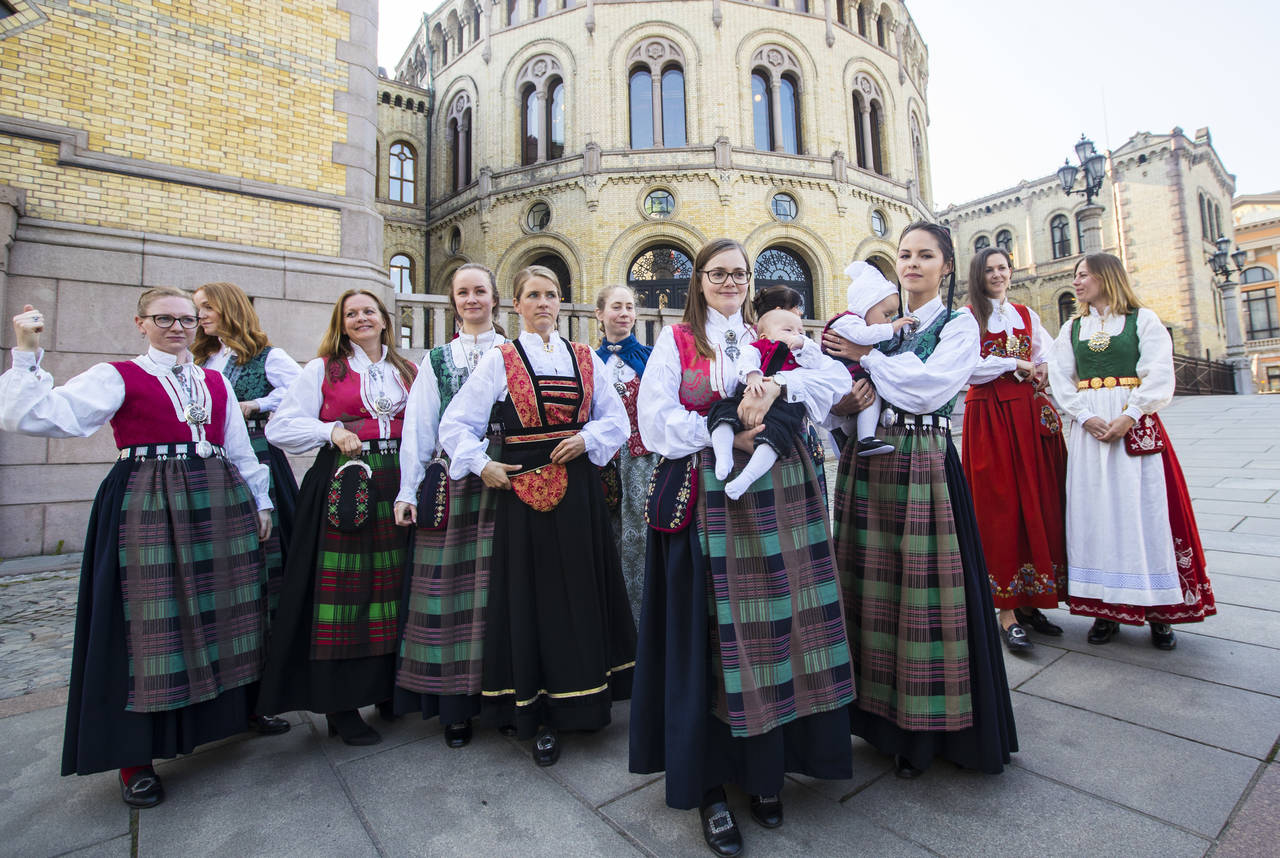 Initiativtaker Anja Solvik har oppfordret kvinner til å ta på seg bunaden og til å ta bilder på strategiske steder. Her er bunadsaksjonistene foran Stortinget. Foto: Vidar Ruud / NTB scanpix