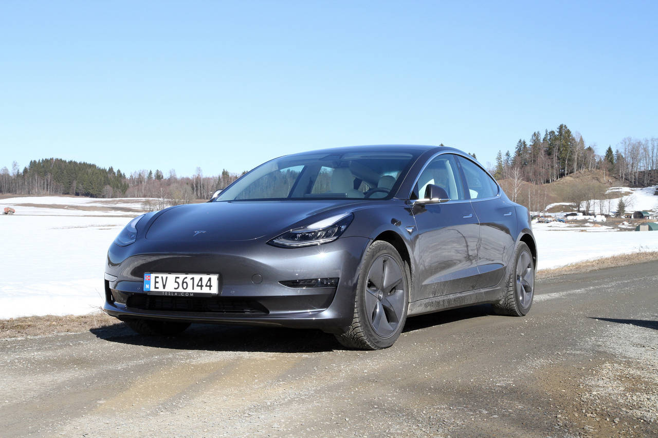 INNSTEGSMODELL: Tesla Model 3 kommer nå med en utgave som er rundt 70.000 kroner rimeligere enn dagens billigste modell. FOTO: Morten Abrahamsen / NTB