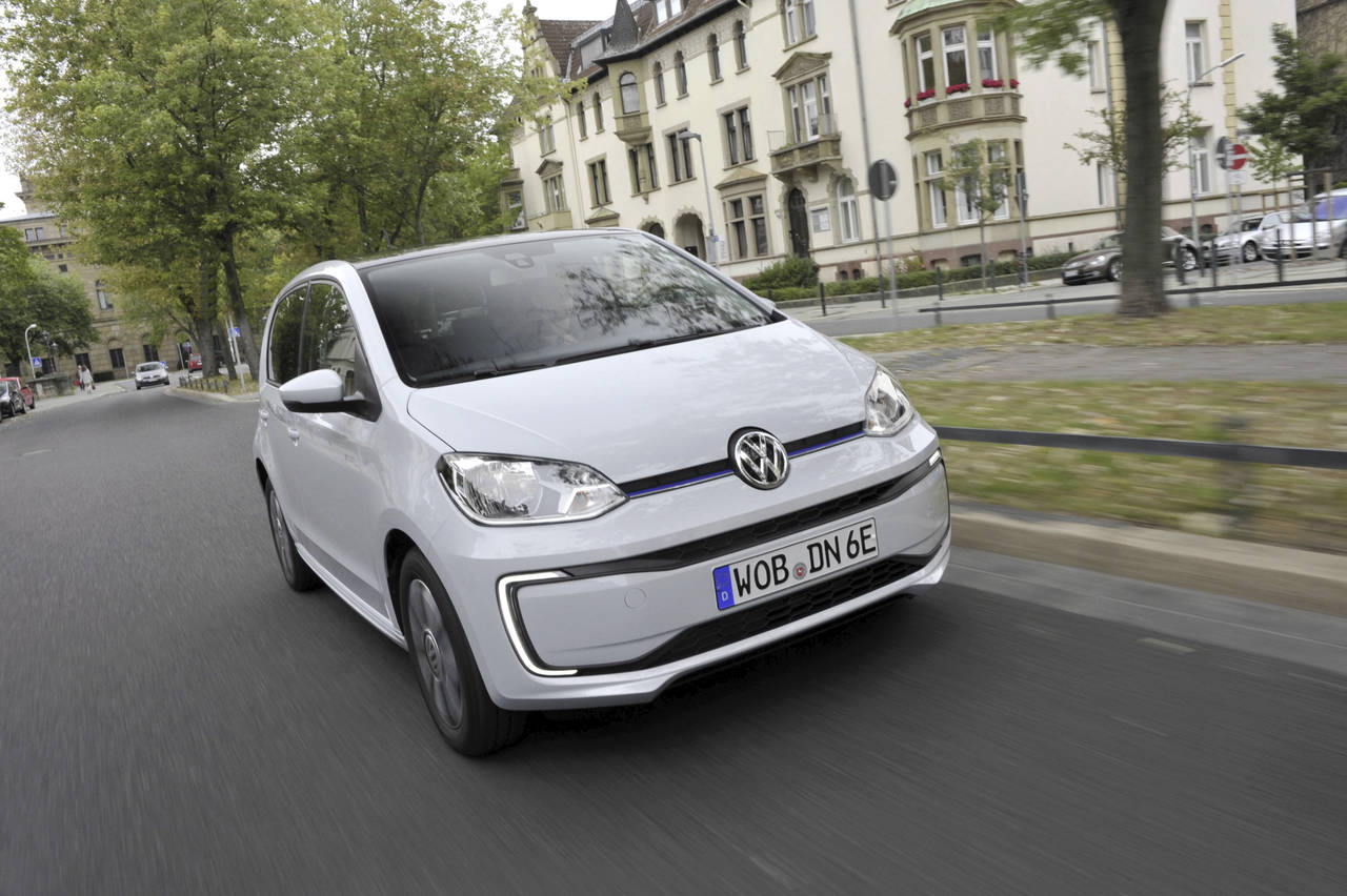 REKKER LENGRE: Volkswagen e-up! har vært på markedet i seks år, nå dobler den rekkevidden. FOTO: Produsenten