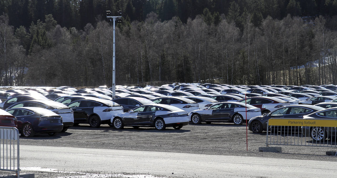 VEKST: Teslas mellomlagringsplass på Hellerudsletta viser at det er mange elbiler på vei ut på markedet. NAF sier vi trenger en storstilt ladeutbygging for å matche dette. FOTO: Morten Abrahamsen / NTB