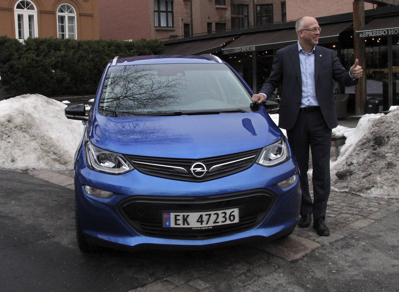 SLÅR AV: Merkesjef for Opel, Johnny Danielsen, senker prisen på Ampera-e, for å gjøre den mer konkurransedyktig i det norske markedet. FOTO: Morten Abrahamsen / NTB
