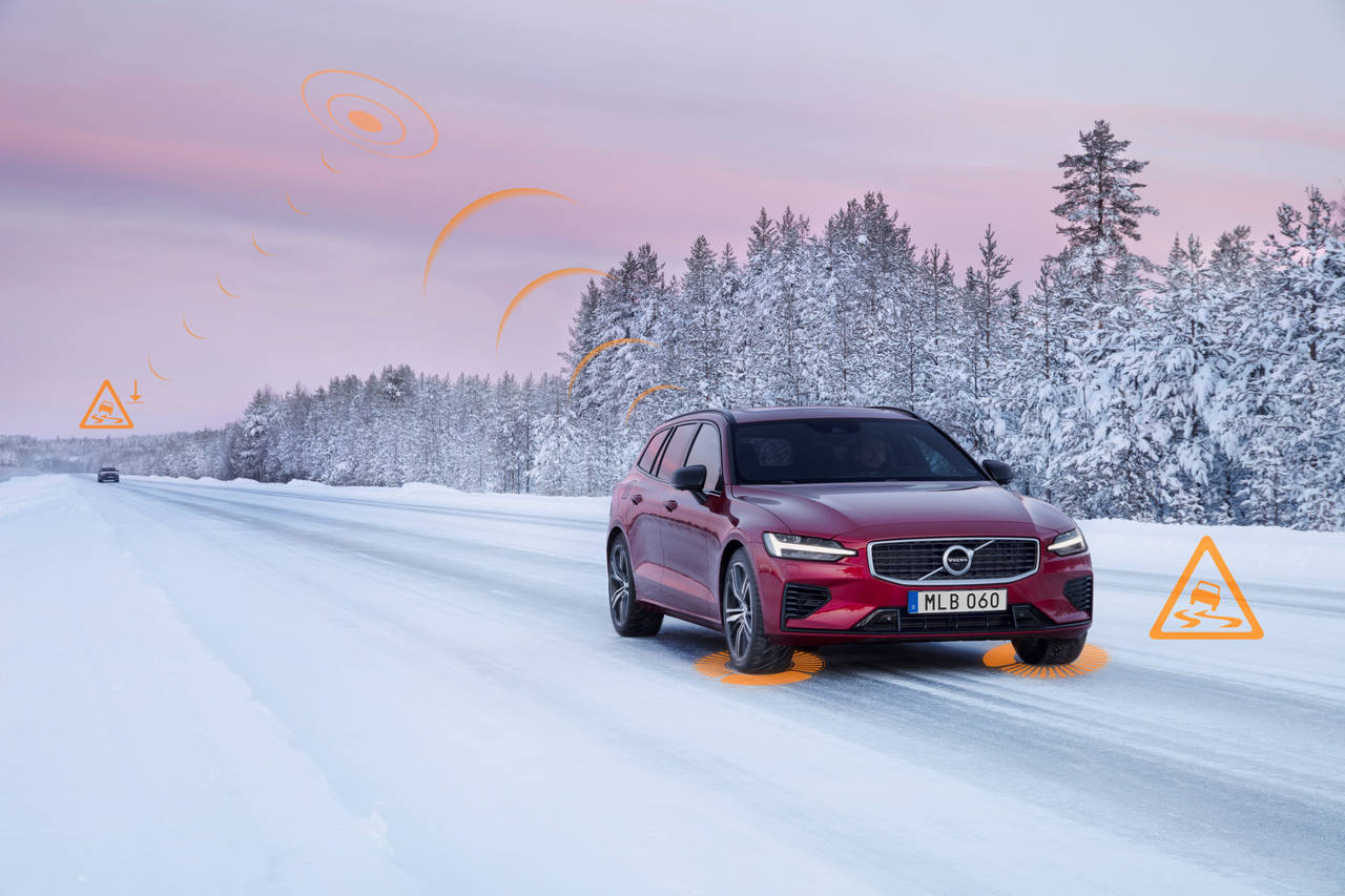 SAMMENKOBLET: Volvo lanserer et system der bilene kan bruke opplysninger fra hverandre når det gjelder vei- og føreforhold. FOTO: Produsenten