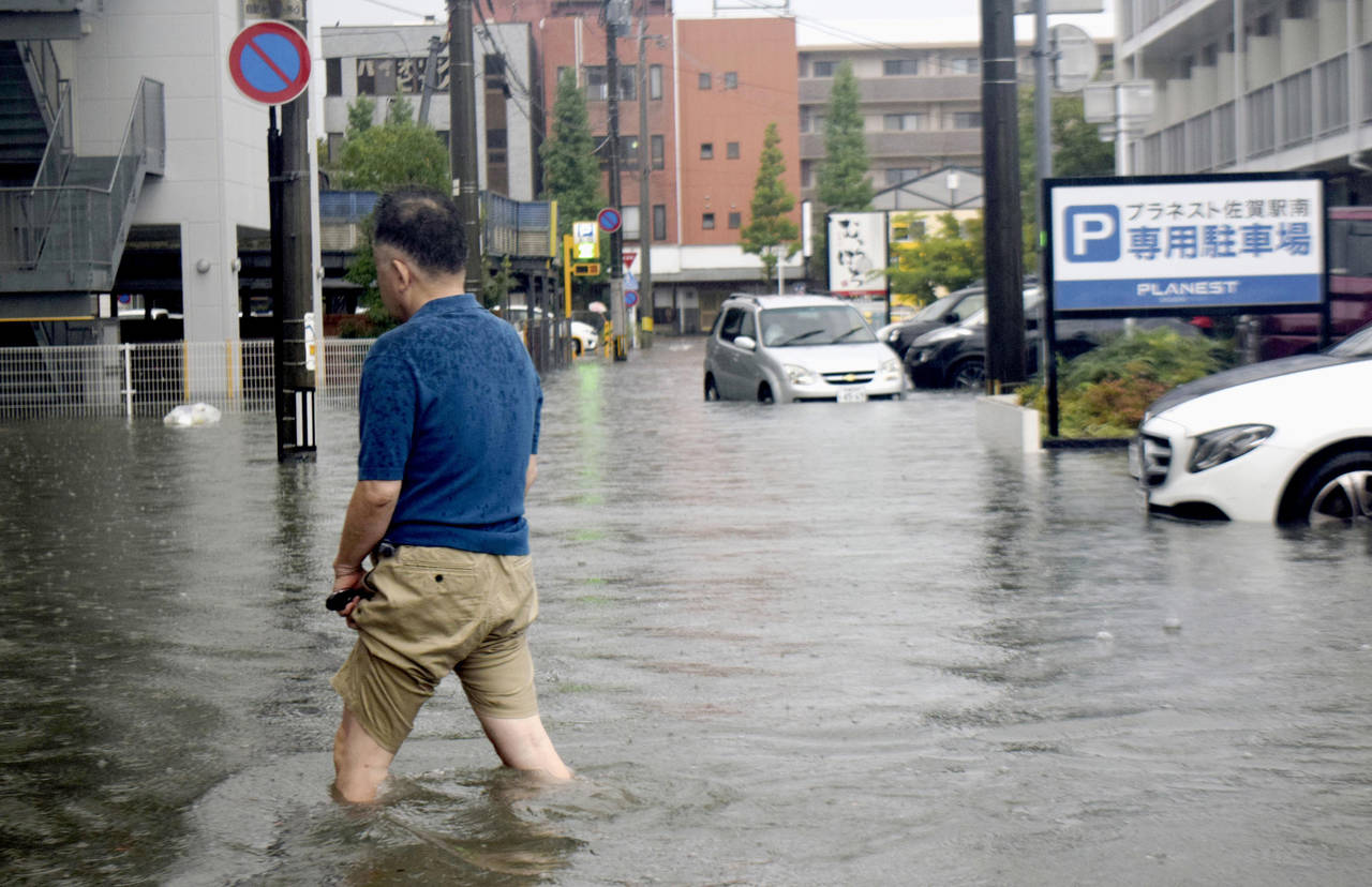 716.000 personer er blitt bedt om å evakuere onsdag som følge av stor skredfare sørvest i Japan.. Foto: AP / NTB scanpix