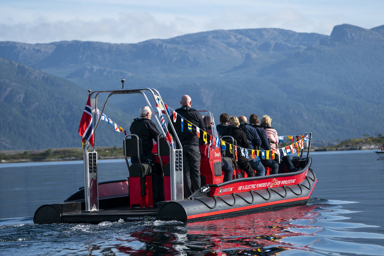 De elektriske ribene er meget stillegående. Her er den helelektriske riben Evoy1 på vei ut i Florø havn etter å ha blitt døpt av statsminister Erna Solberg fredag. Ministeren sitter foran i båten. Foto: Heiko Junge / NTB scanpix