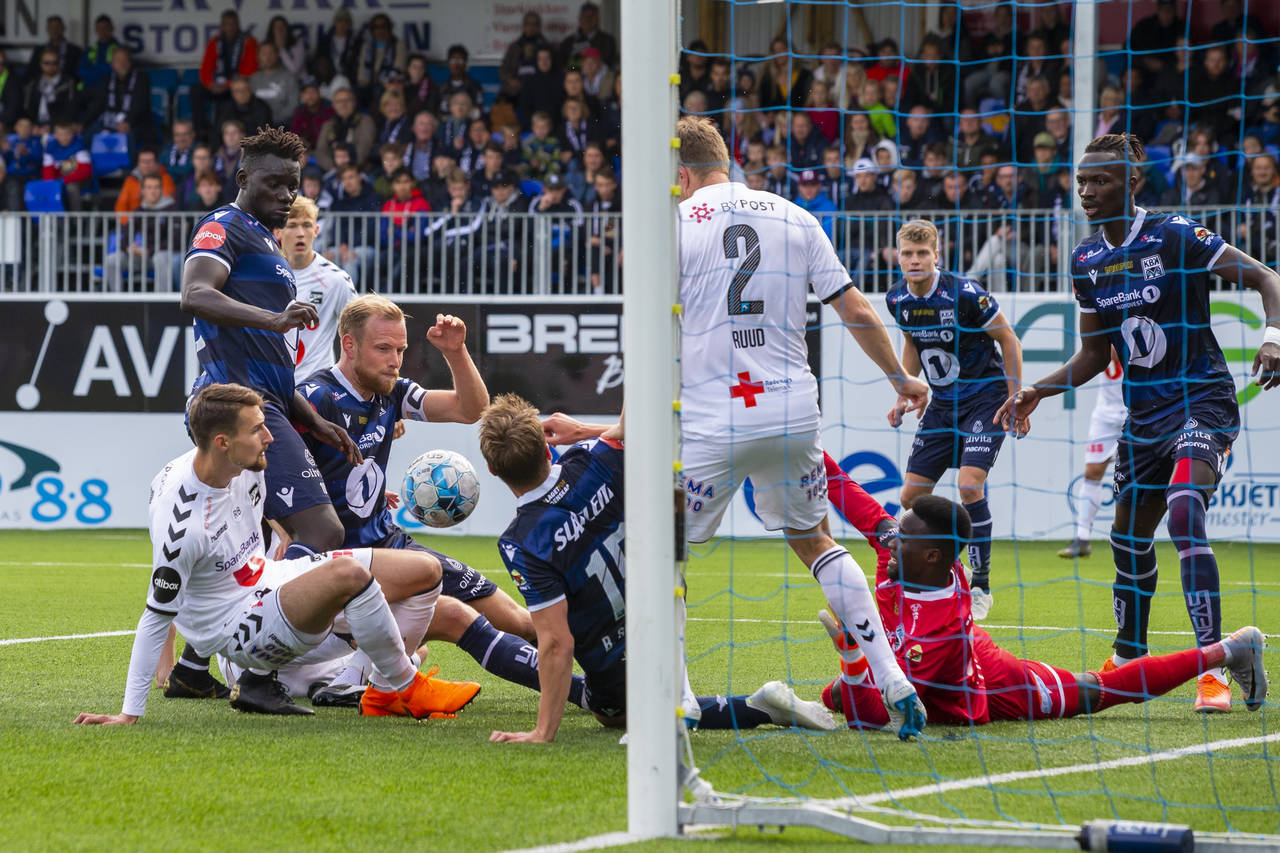 NM i fotball 2019 4. runde: Kristiansund - Odd. Odds Elbasan Rashani (t.v.) i duell med Aliou Coly og Dan Peter Ulvestad i cupkampen i fotball mellom Kristiansund og Odd på Kristiansund Stadion. Erlend Sivertsen, Espen Ruud, keeper Serigne Mor Mbaye og Amidou Diop på streken. Foto: Svein Ove Ekornesvåg / NTB scanpix