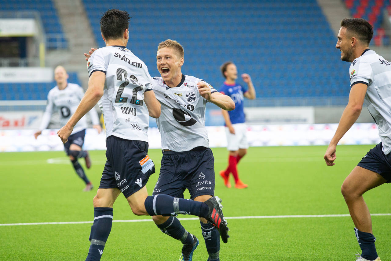 Bent Sørmo scorer under eliteseriekampen i fotball mellom Vålerenga og Kristiansund på Intility Arena. Foto: Audun Braastad / NTB scanpix