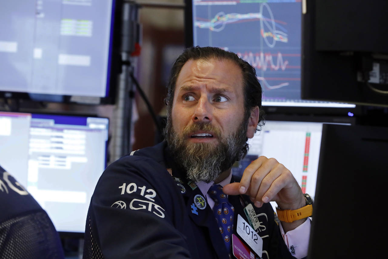 En aksjehandler ved New York Stock Exchange idet aksjekursene raste nedover onsdag. Foto: Richard Drew / AP / NTB scanpix