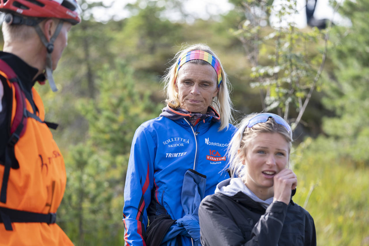 Frida Karlsson var illsint etter at hun fikk trøbbel med rulleskiene og kjørte ut under fredagens konkurranse i Aure. Her er hun avbildet med sin mor. Foto: Ned Alley / NTB scanpix