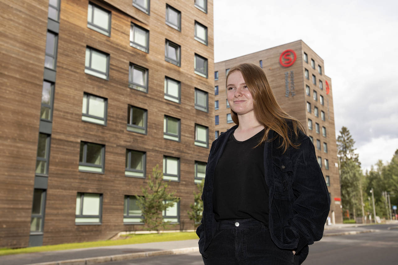HAR FUNNET SEG TIL RETTE: Beate Solstrand Baklund (19) flyttet inn i de nye studentboligene på Kringsjå for to måneder siden. Så langt trives hun veldig godt. FOTO: Ryan Kelly