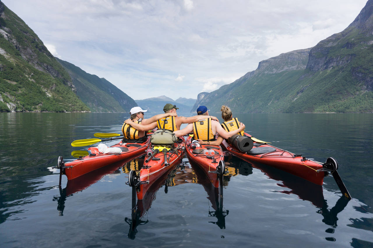 SOSIAL SPORT: Jo flere som er sammen på padletur, jo større er sjansen for at man kommer seg hjem uten ubehagelige hendelser. FOTO: Shutterstock / NTB scanpix