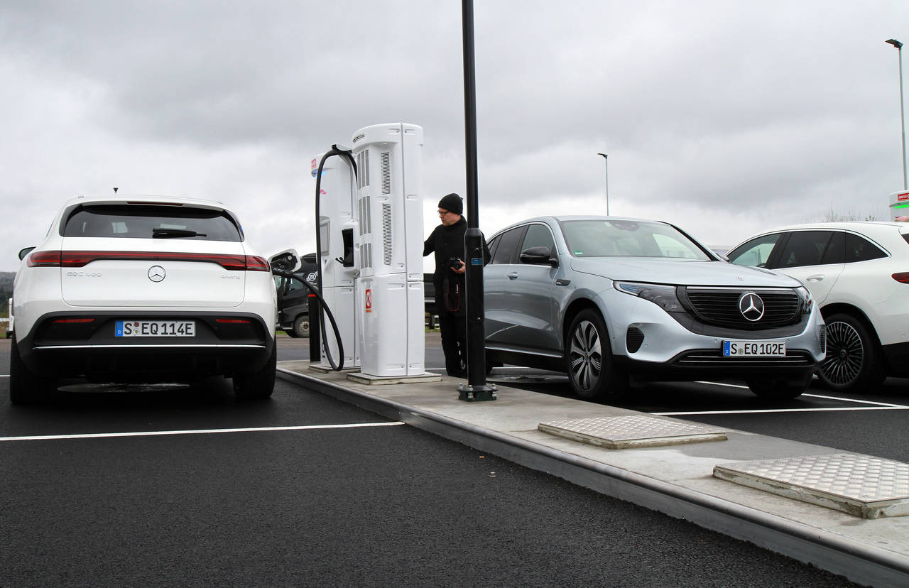 I ÅR: De første Mercedes-Benz EQC kommer helt mot slutten av 2019, mens den store utrullingen skjer neste år. FOTO: Morten Abrahamsen / NTB