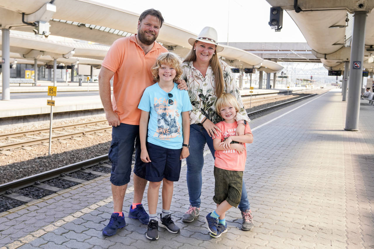 REISEFEBRILE: Per Kristian (f.v.), Sverre, Beate og Sebastian er klare for sitt livs familieeventyr – nesten ett år på reise jorden rundt. FOTO: Fredrik Hagen / NTB scanpix