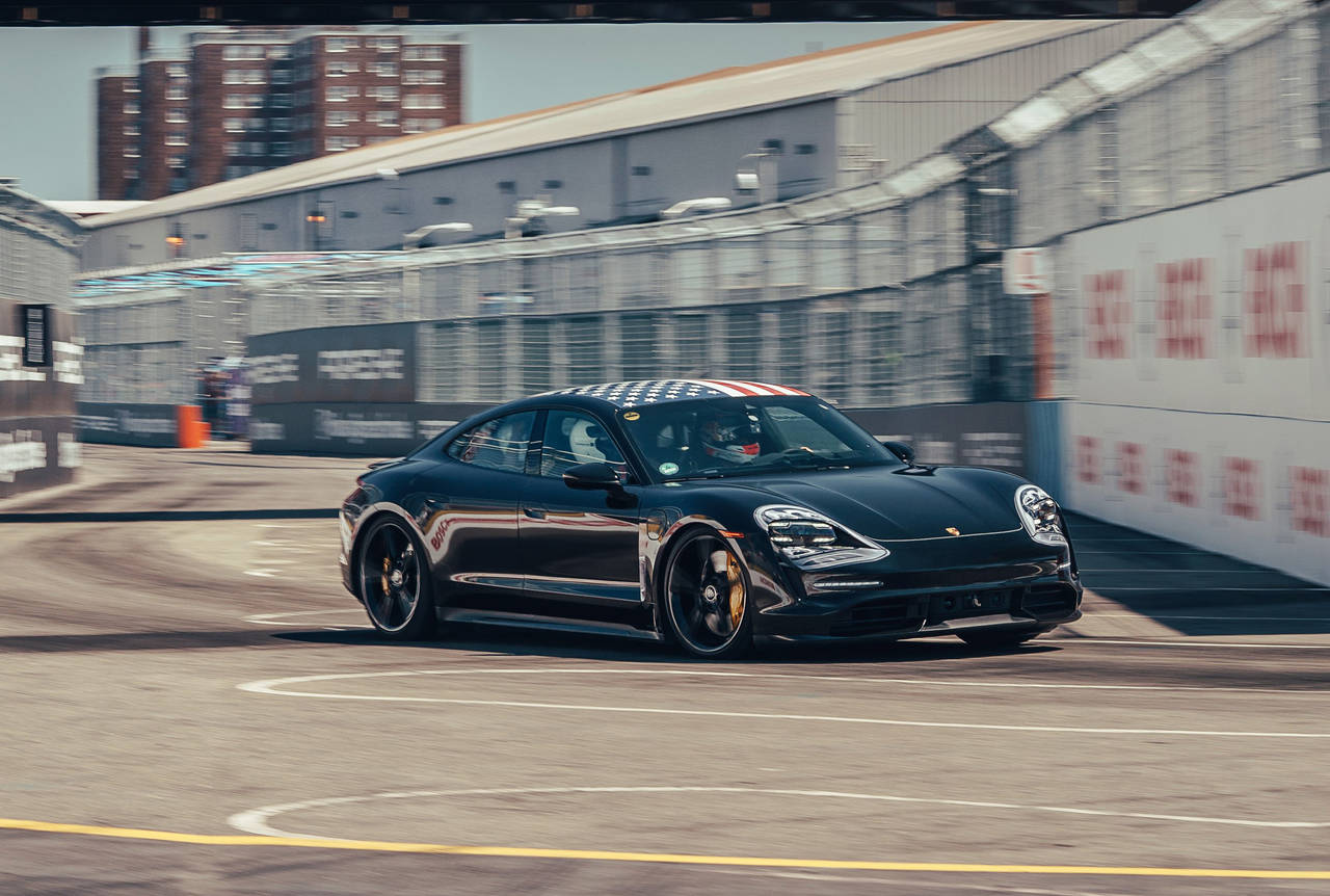 PÅ VEI: Porsches første elbil, Taycan, er klar rundt årsskiftet. FOTO: Produsenten