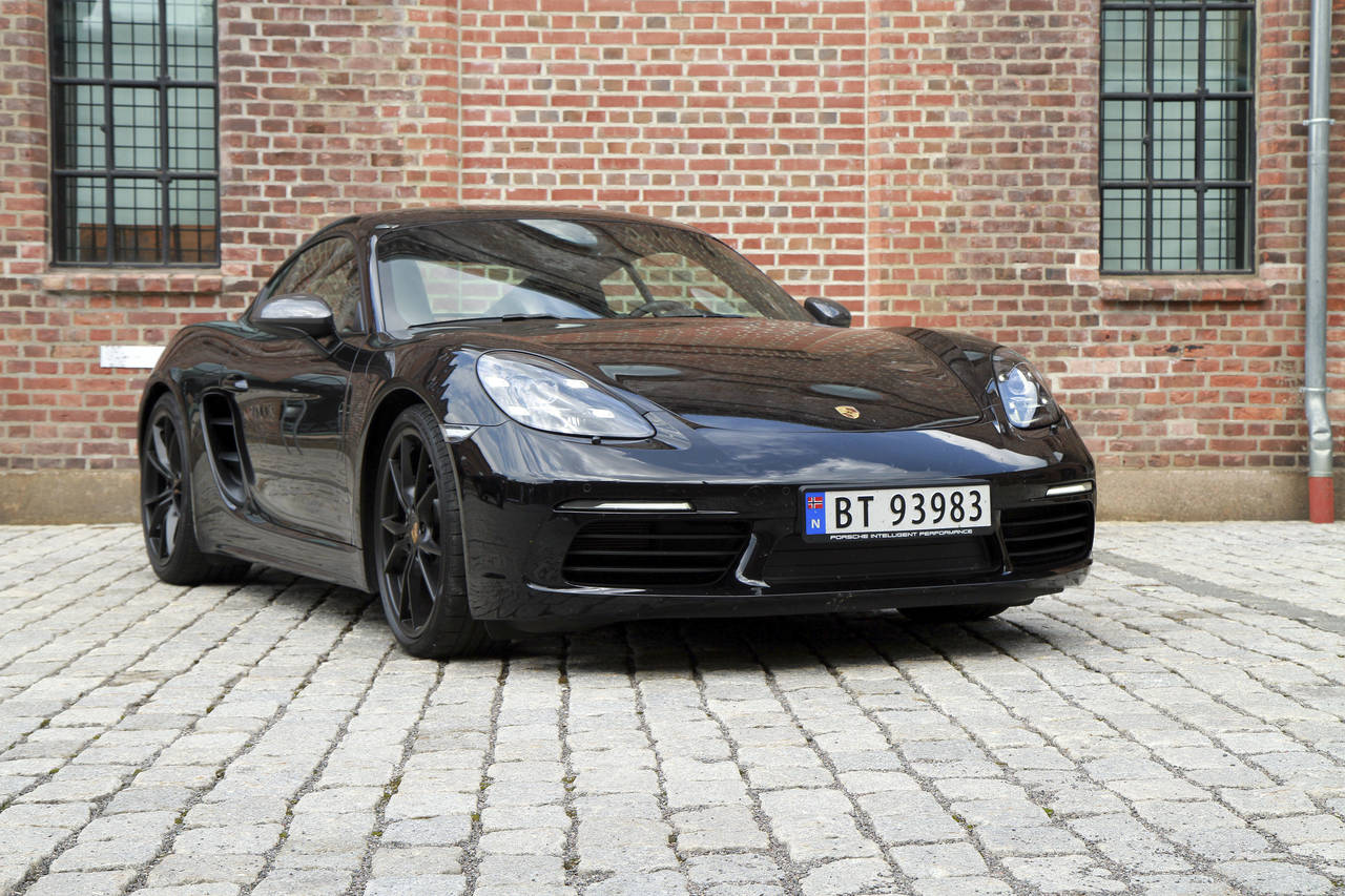 NYTT NAVN: Da den nyeste generasjonen ble lansert, fikk den med tallkombinasjonen 718, slik at dagens modell heter 718 Cayman. Det skal være et historisk hint til Porsche 718 som kjørte racing på slutten av 50-tallet og begynnelsen av 60-tallet. FOTO: Morten Abrahamsen / NTB scanpix