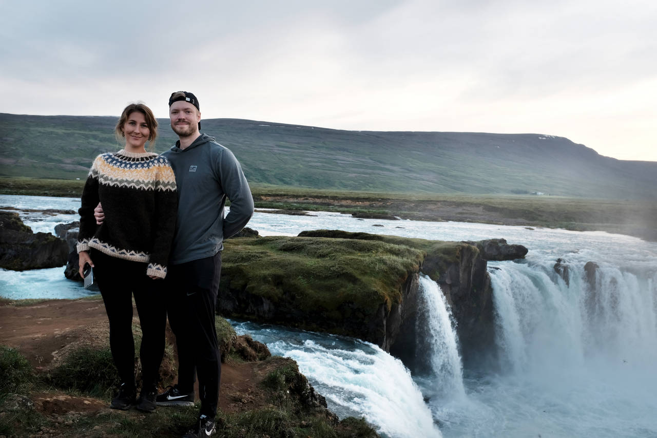 SPEKTAKULÆRT: Camilla Tofteland (25) og Elling Sperre (31) stoppet ved utrolige Goðafoss, nær innsjøen Mývatn, på bilturen. FOTO: Privat FOTO: Privat