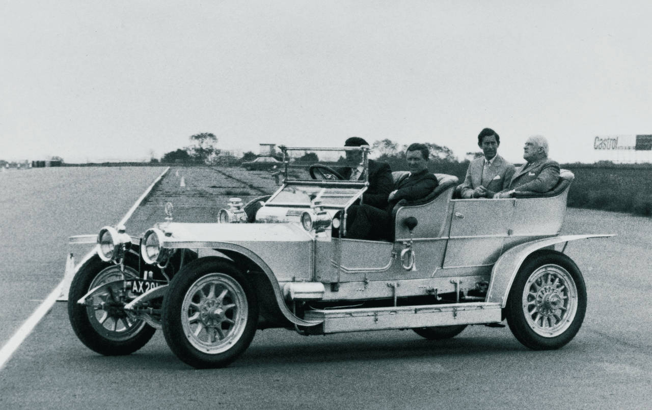 KOSTBAR: En Rolls-Royce fra 1907 skal være verdens dyreste bil. Her er den avbildet med Prins Charles ombord. FOTO: Produsenten