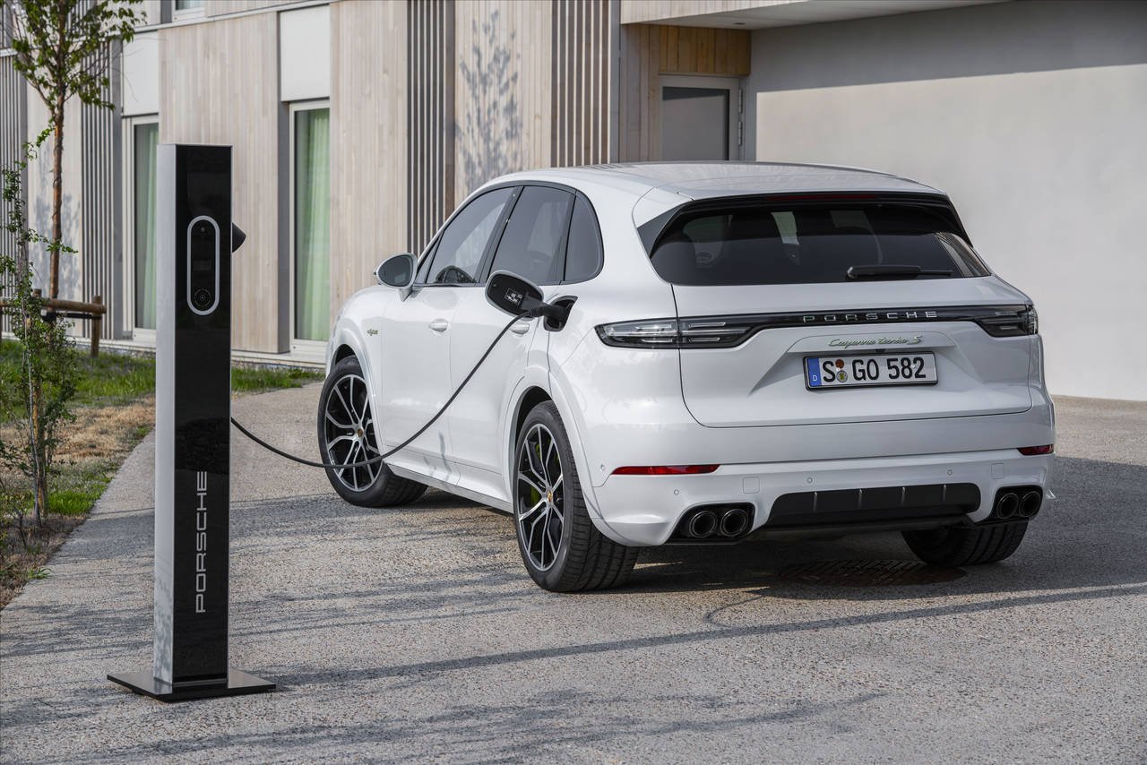 LADBAR: Porsche Cayennes ladehybrid blir modellens klart sterkeste utgave. FOTO: Produsenten