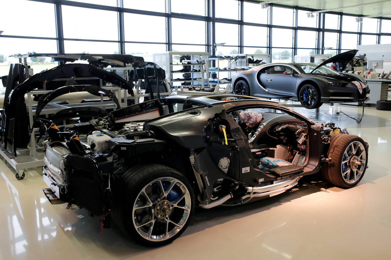 BYGGING: Bugatti bygger sine biler på fabrikken i Molsheim i Frankrike. I dag lager de kun én modell, Chiron. FOTO: REUTERS/Arnd Wiegmann