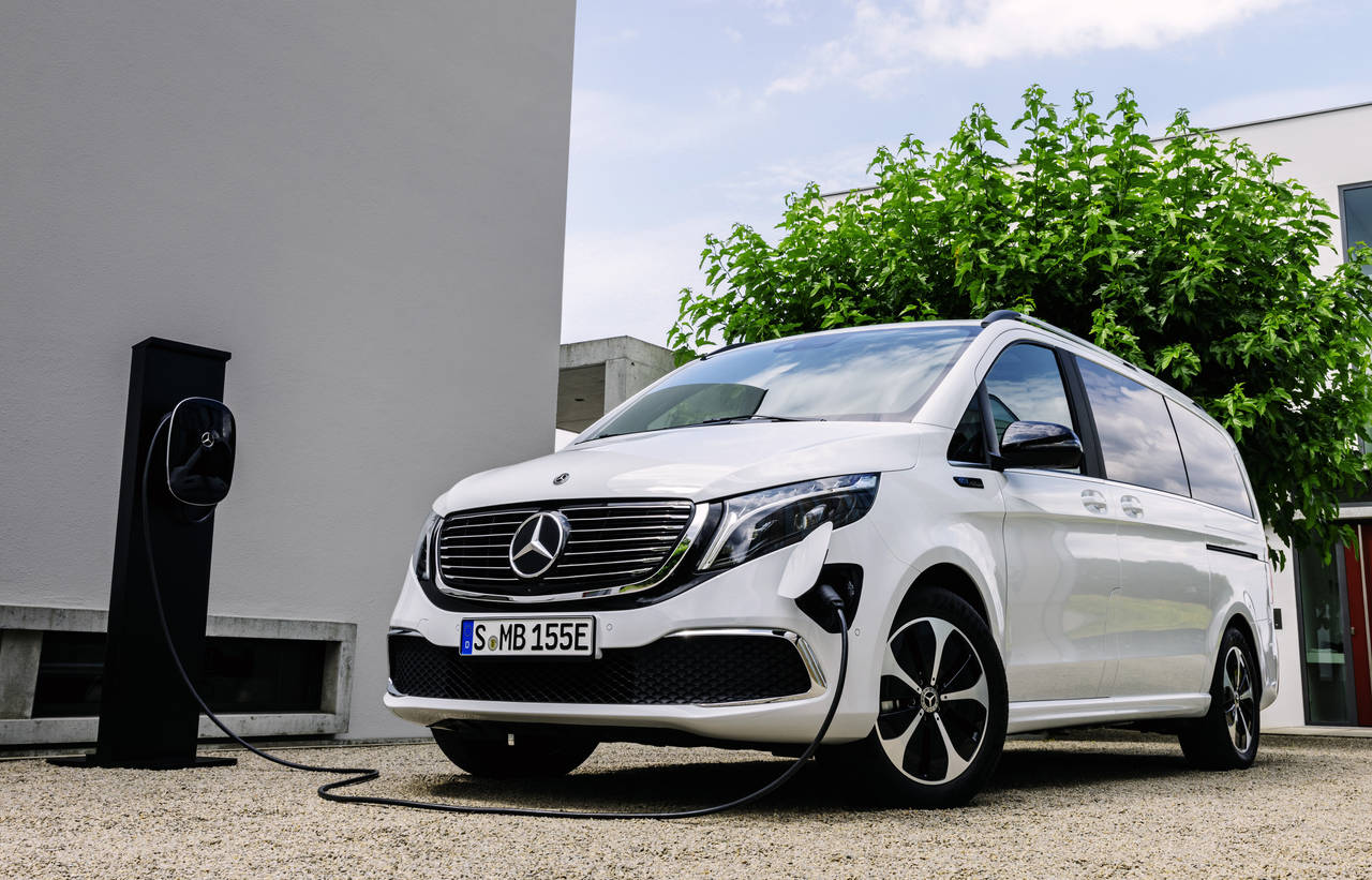NYTTEKJØRETØY: Mercedes-Benz EQV kommer med en rekkevidde på mer enn 40 mil. FOTO: Produsenten