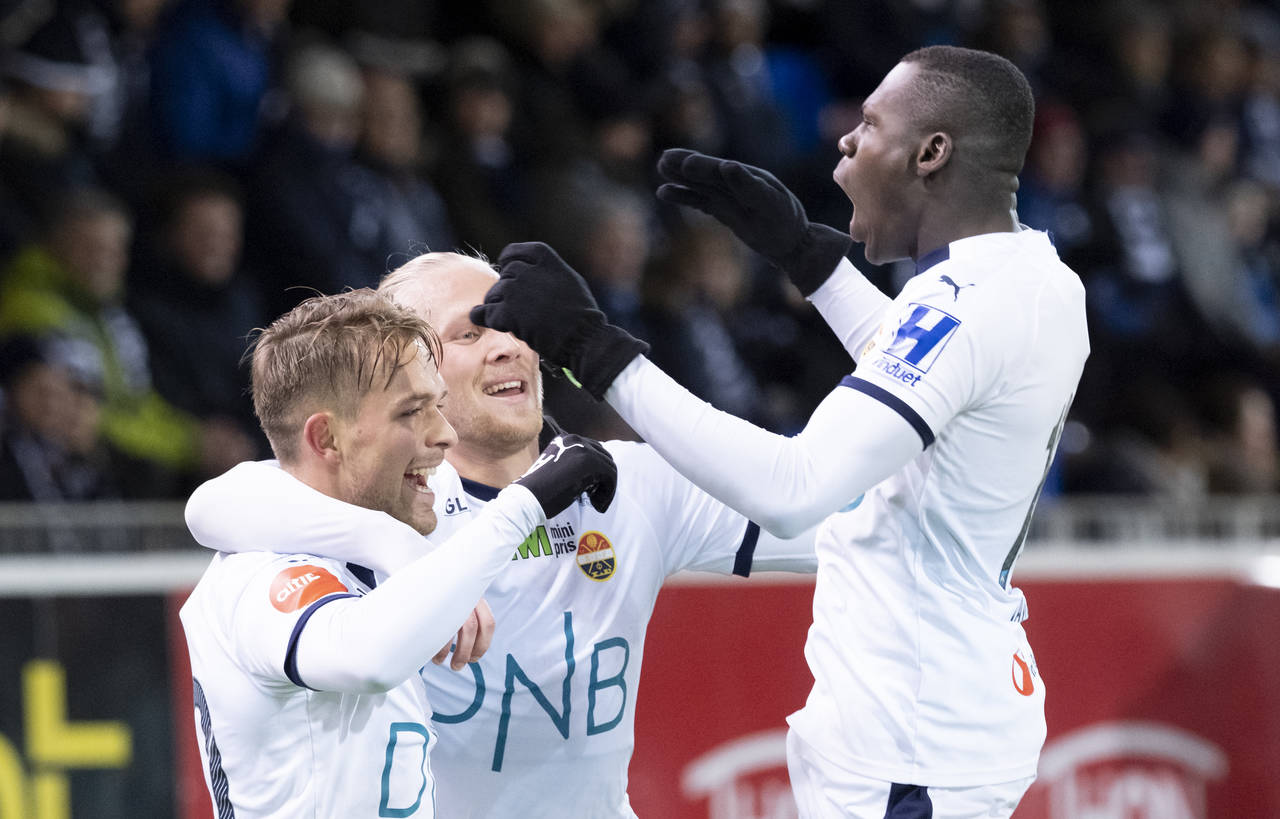 Strømsgodset-spillerne feiret 1–0-scoringen til Mikkel Maigaard. Foto: Ned Alley / NTB scanpix