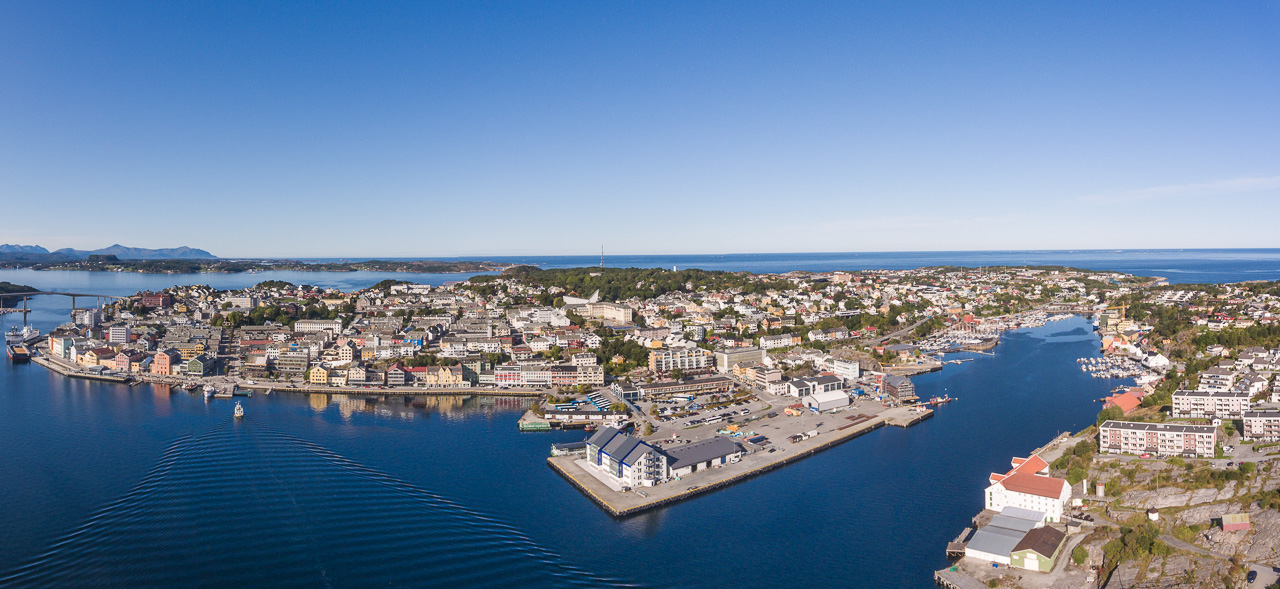 Kristiansund havn og sentrum med fokus på Devoldholmen og det fremtidige Campus Kristiansund. Foto: Steinar Melby / NettStudio