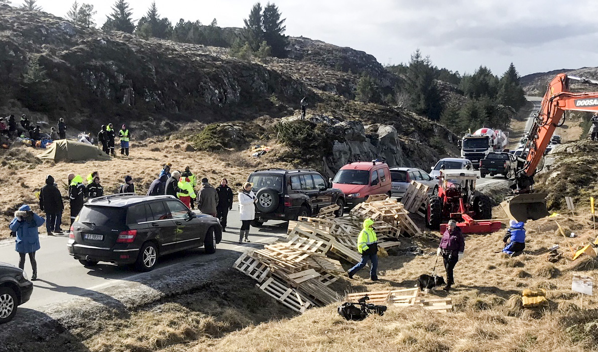 Vindkraftutbyggingen på Frøya har ført til mye motstand. Her har politiet bøtelagt demonstranters biler som sto langs veien. Pallene ble brukt til å hindre anleggstrafikk i å kjøre forbi. Foto: Ronny Teigås / NTB scanpix