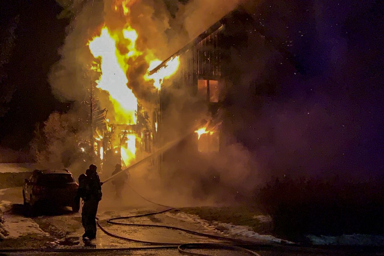 Et hus i Gjemnes kommune i Møre og Romsdal var fredag morgen overtent. Én beboer har kommet seg ut av huset, mens en annen trolig er igjen. Foto: Tom Arild Mikaelsen / Tidens Krav / NTB scanpix