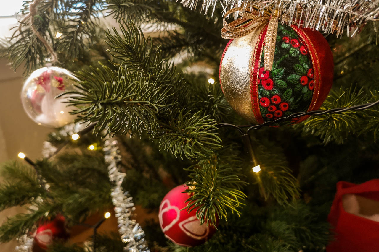 Juletrær i plast blir stadig mer populært. Det finnes rundt 350.000 plasttrær rundt om i de norske hjem, ifølge organisasjonen Norsk Juletre. Foto: Kurt Helge Røsand / KSU.NO