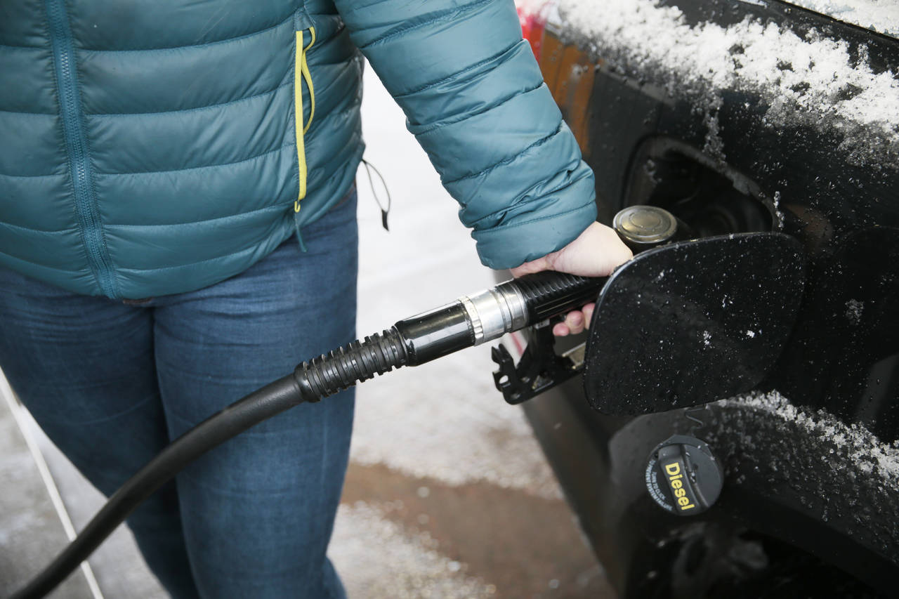 Salget av autodiesel gikk ned med 15 millioner liter siden november 2018. Bildet er av en som fyller diesel på en bensinstasjon på Høvik i 2016. Foto: Lise Åserud / NTB scanpix
