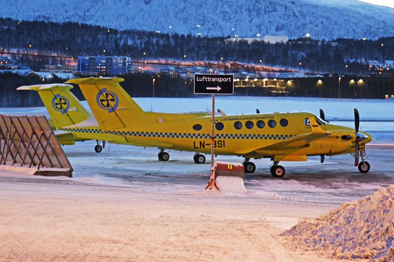 Ambulansefly utenfor hangaren til Babcock i Tromsø. Foto: Rune Stoltz Bertinussen / NTB scanpix