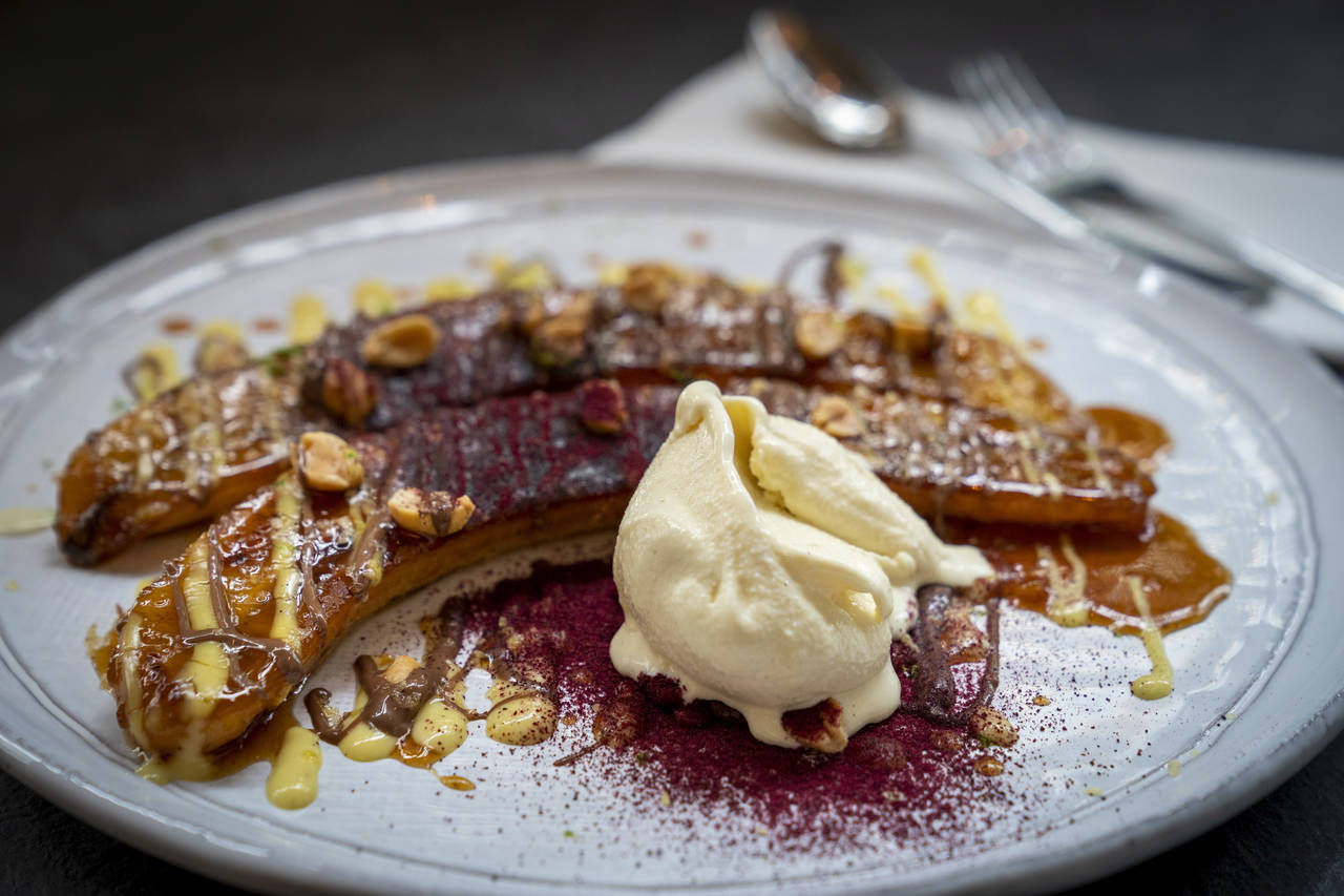 FESTDESSERT: Banansplitt er festlig for små og store. Lag din egen variant – eller denne. FOTO: Heiko Junge / NTB scanpix