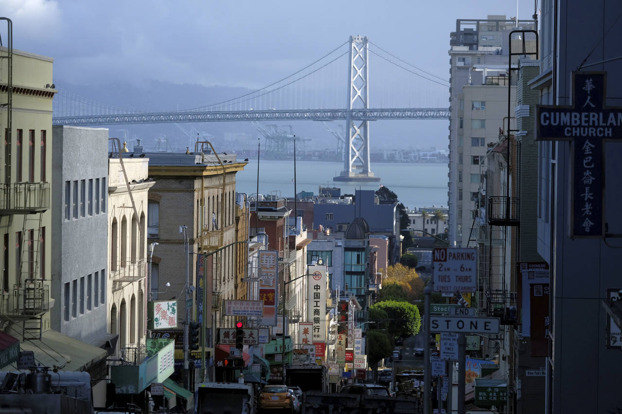 BY MED MYE UTSIKT: Chinatown med Bay Bridge i bakgrunnen. Bay Rigde er den andre store hengebroen i San Francisco. FOTO: Anders Pihl