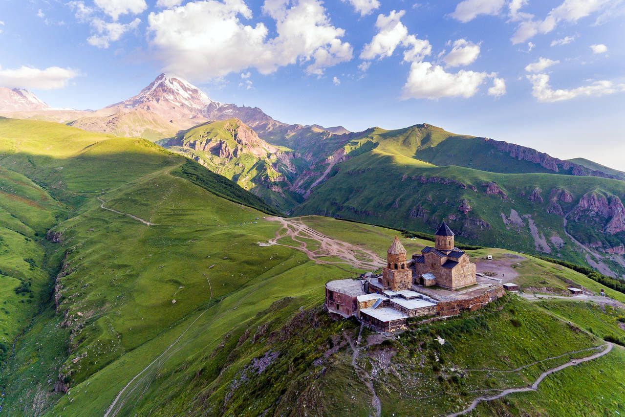 SPEKTAKULÆRT: Turismen til Georgia har økt med rundt 20 prosent hvert år de siste årene. Nå forventes det at også nordmenn vil få øynene opp for landets vakre natur. FOTO: Shutterstock / NTB scanpix