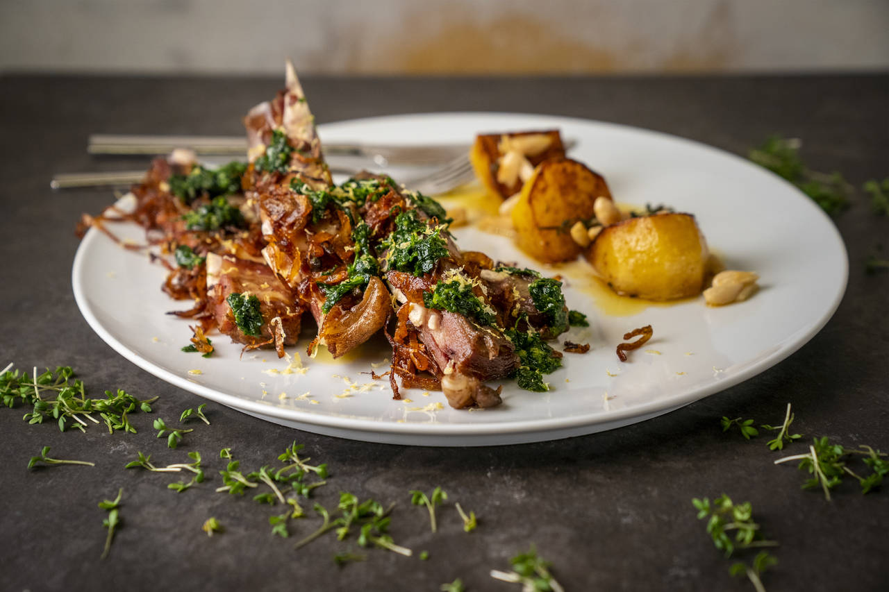 NYTT SAMSPILL: Frisk gremolata, mild kålrot, smørkokte mandler og søt, karamellisert løk er nydelig til mektig pinnekjøtt. FOTO: Heiko Junge / NTB scanpix