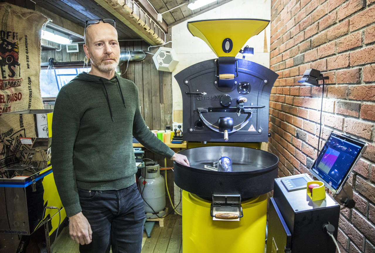 LIDENSKAP: Kaffebrenning har blitt en altoppslukende hobby for Mikel Duijnisveld i Mikel's Kaffeverksted. Garasjen har blitt utvidet for å gi plass til stadig større kaffebrennere. FOTO: Ole Berg-Rusten / NTB scanpix