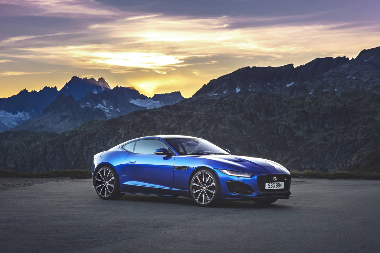 NYTT FJES: Jaguar F-Type kommer i en lett redesignet utgave, der blant annet fronten er ny. FOTO: Produsenten