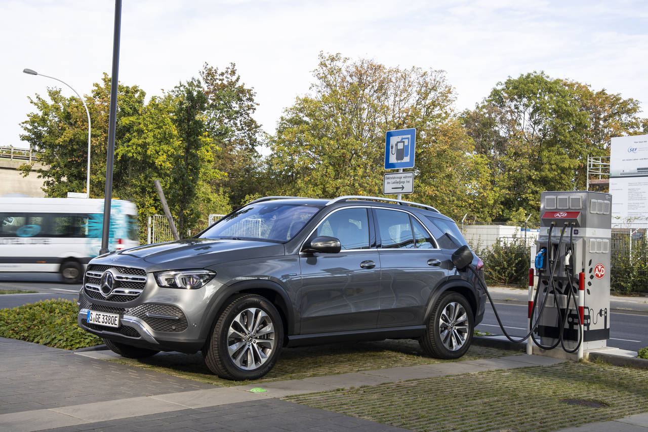 LADEHYBRID: Mercedes-Benz kommer med en hybrid-SUV som har markedets lengste elektriske rekkevidde. FOTO: Produsenten