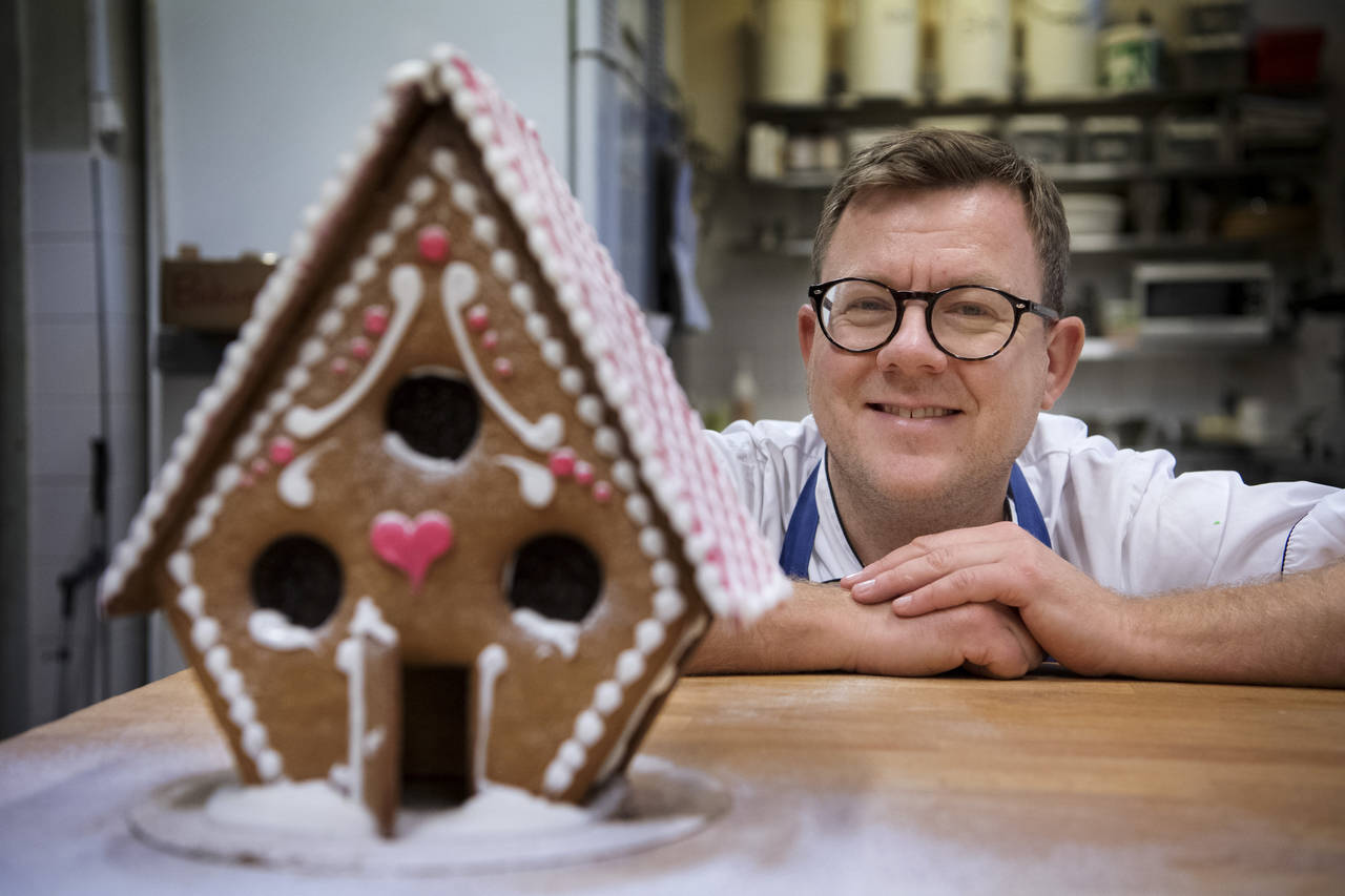 BYGGESKIKK: Pepperkakehus er tradisjonelle bygg som påvirkes lite av trender. Og det er bra, synes konditor Per Klein. FOTO: Jessica Gow/TT