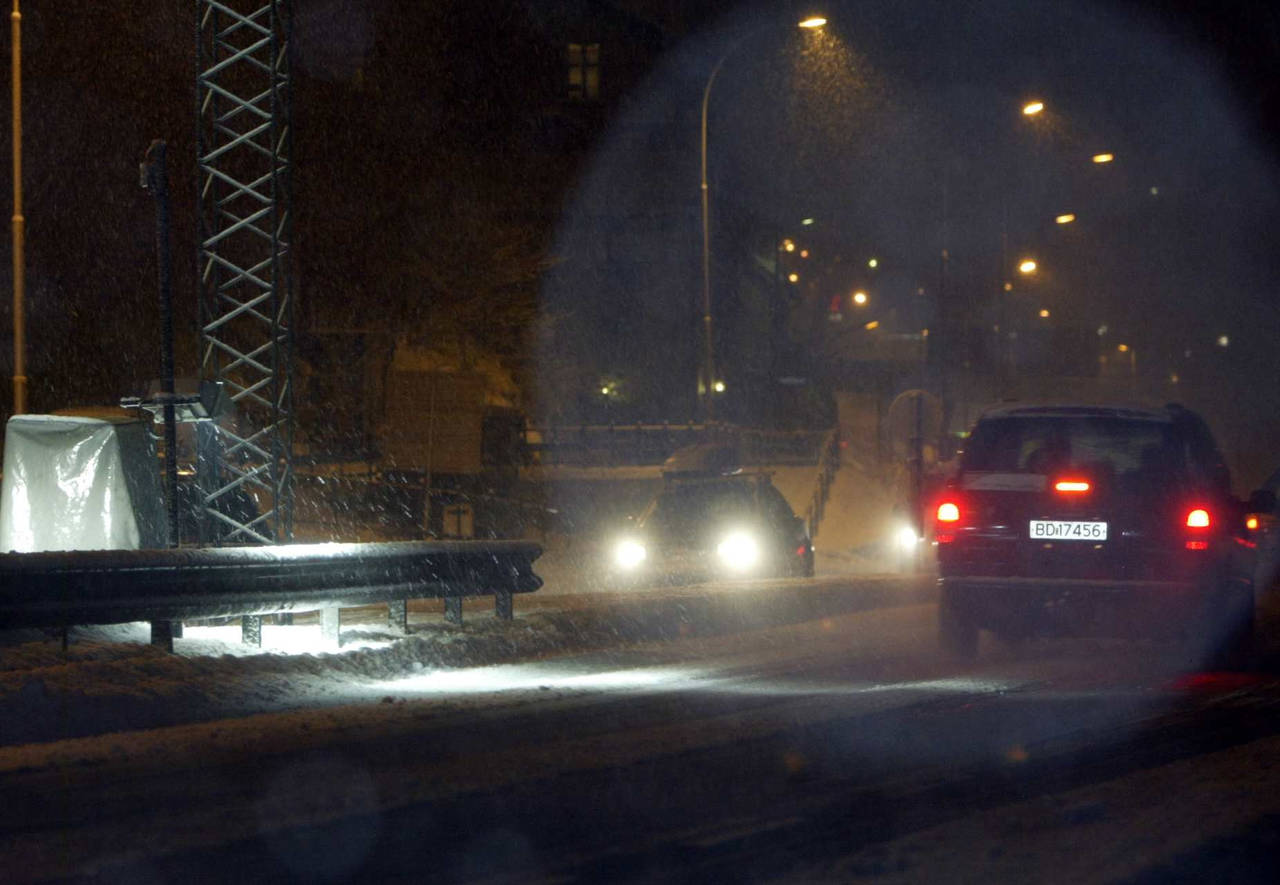 MØRKT: Svært mange bilister sliter med kjøring i mørket. FOTO: Knut Falch / NTB scanpix