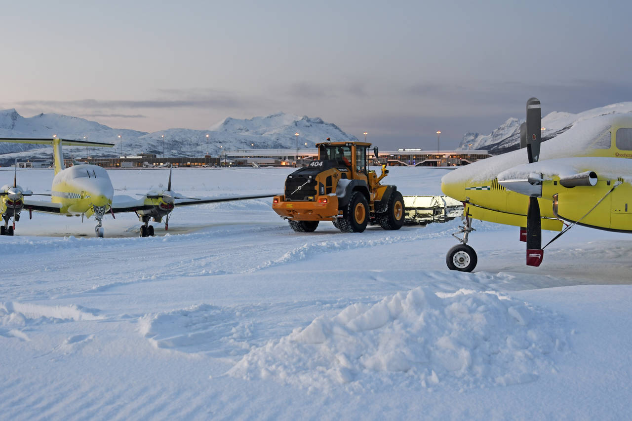 Her står Lufttransport sine små ambulansefly som kan fly på kortbanenettet i nord. De er parkert i snøen utenfor flyplassen i Tromsø. Foto: Rune Stoltz Bertinussen / NTB scanpix