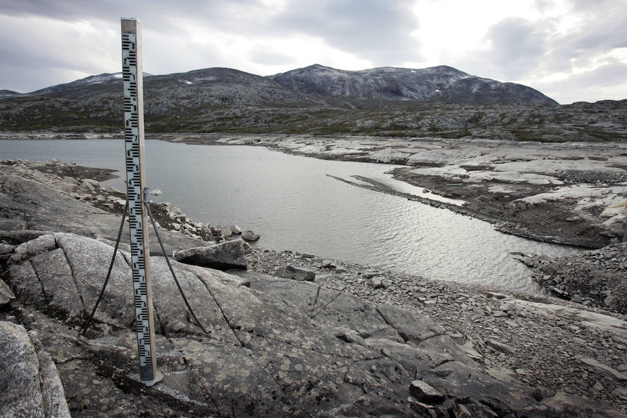 Bilde fra 2006. Det er så lite vann at målestaven står på tørr grunn ved vannmagasinet Osvatnet i Torbudalen ved Sunndalsøra. Målestokk. Foto: Gorm Kallestad / SCANPIX